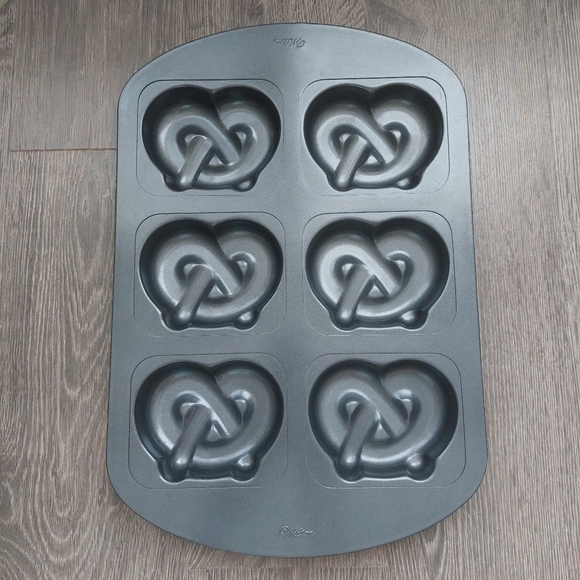 Wilton pretzel mold baking pan. - Picture 4 of 5